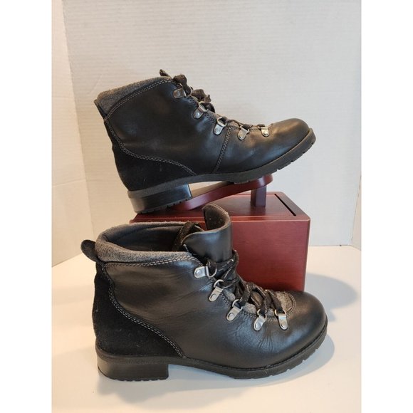 WOMENS SZ 9.5 M CLARKS ANKLE BOOTS LEATHER SUEDE HICKING FASHION SOFT CUSHION - Picture 1 of 8